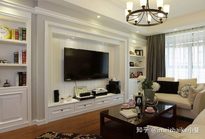 電視墻怎么裝修？別再裝過(guò)時(shí)的壁紙瓷磚了，聰明人都用這種材料