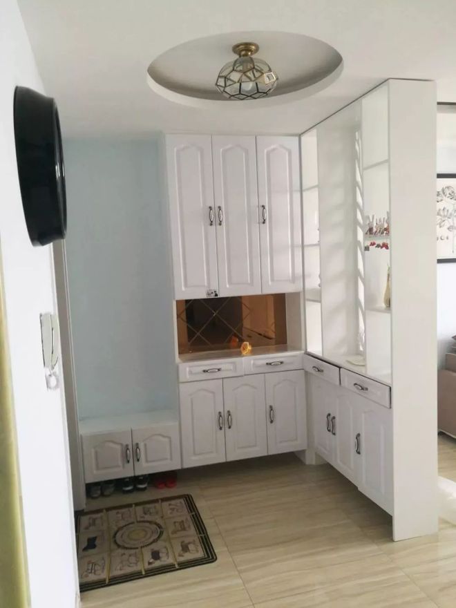 入戶玄關(guān)的鞋柜，也是一個(gè)隔斷，隔出獨(dú)立玄關(guān)空間