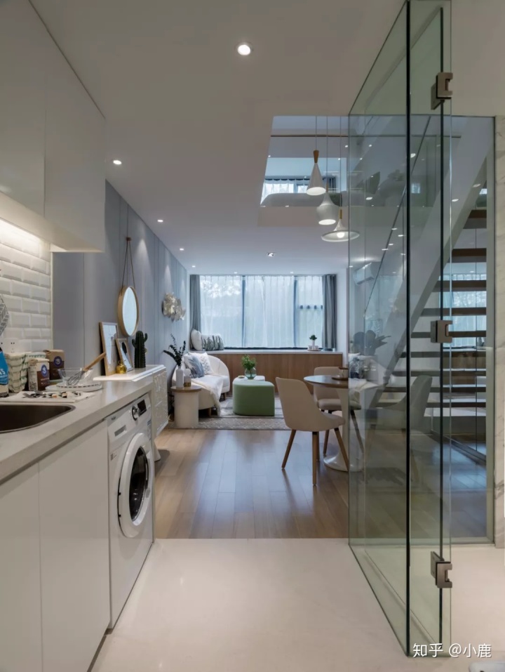 61㎡現(xiàn)代小復(fù)式,用玻璃做隔斷，視覺(jué)效果大一倍！