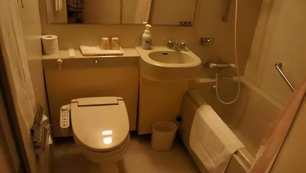 頭一次見日本衛(wèi)生間這樣設(shè)計(jì)，浴缸、馬桶還有洗手池連在一起設(shè)計(jì)