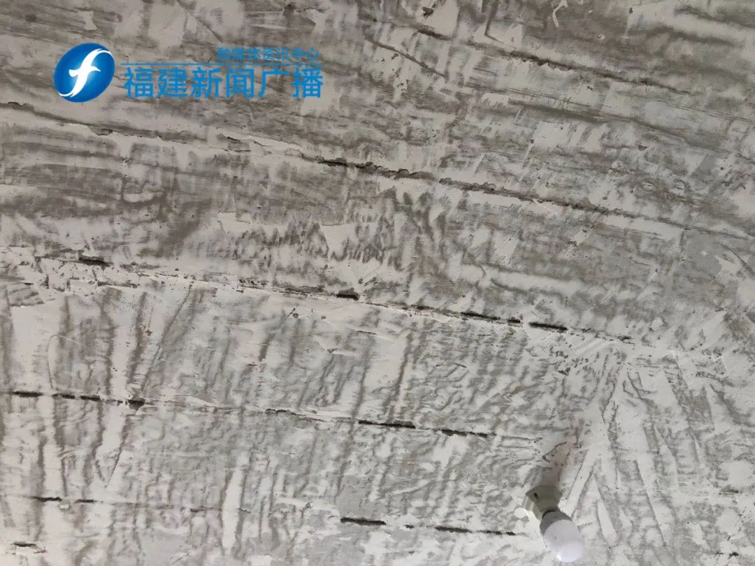 新房裝修，天花板白灰鏟掉后，福州業(yè)主震驚了…【新聞三劍客】