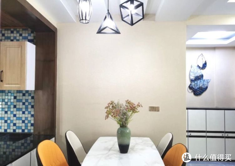 136㎡錯層大四房，優(yōu)雅的新中式裝修，衣柜里面裝廁所，誰見過？