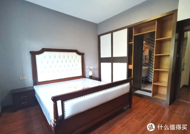 136㎡錯層大四房，優(yōu)雅的新中式裝修，衣柜里面裝廁所，誰見過？