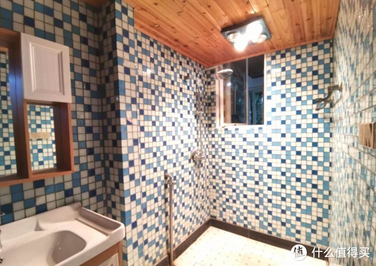 136㎡錯層大四房，優(yōu)雅的新中式裝修，衣柜里面裝廁所，誰見過？