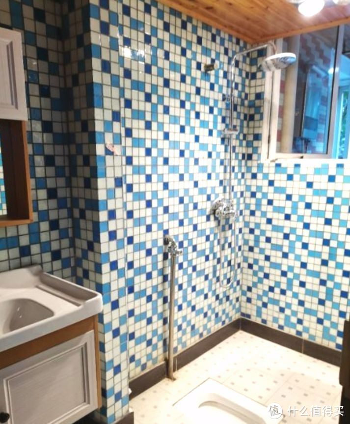 136㎡錯層大四房，優(yōu)雅的新中式裝修，衣柜里面裝廁所，誰見過？