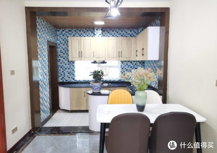 136㎡錯層大四房，優(yōu)雅的新中式裝修，衣柜里面裝廁所，誰見過？