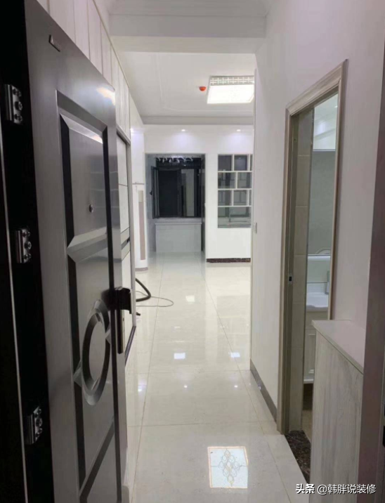 30㎡緊湊小蝸居，把一半陽(yáng)臺(tái)改造成廚房，再也不用擔(dān)心油煙到處飛