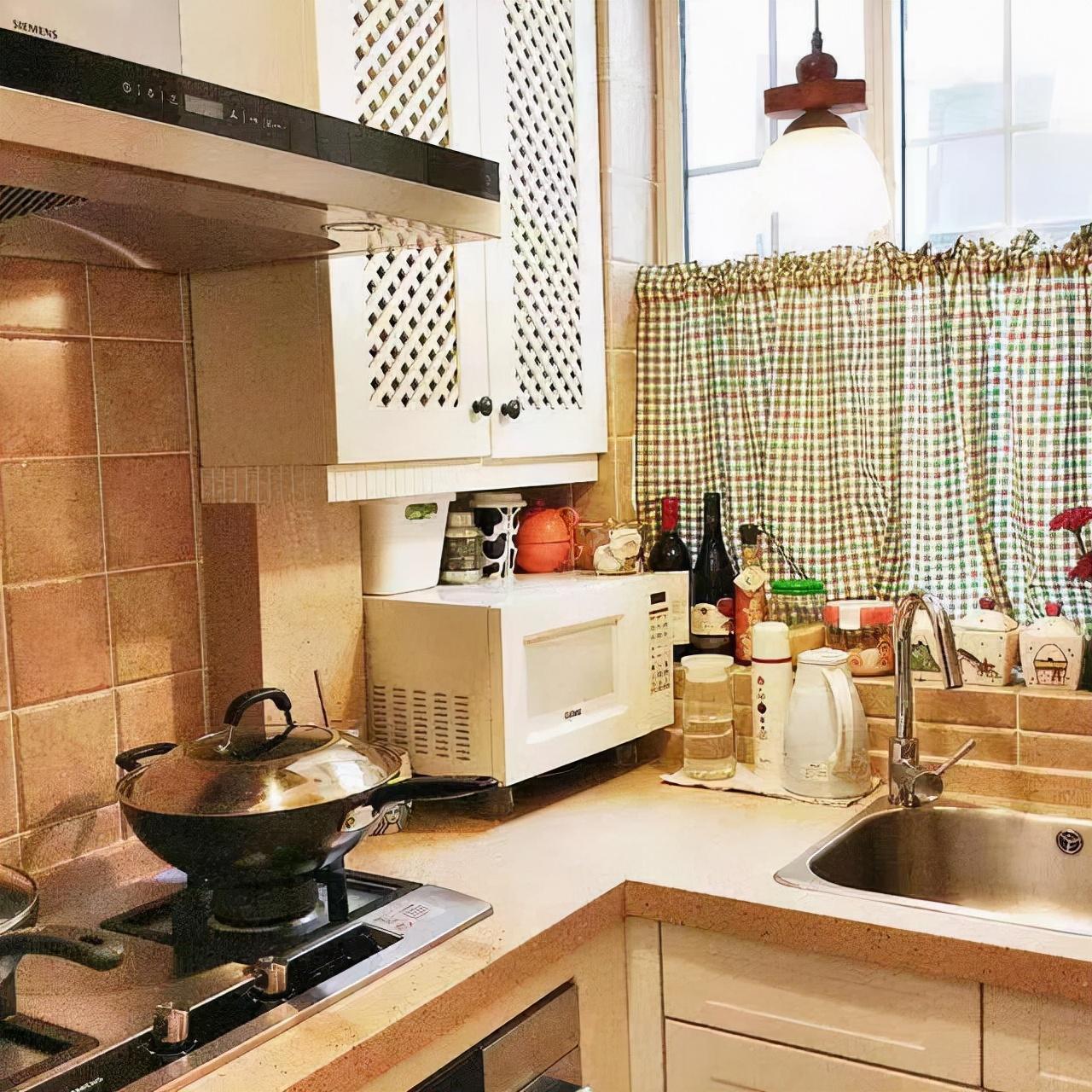 老實(shí)話說，廚房吊柜底部往下加35cm，雙倍收納，從此做飯用得舒服