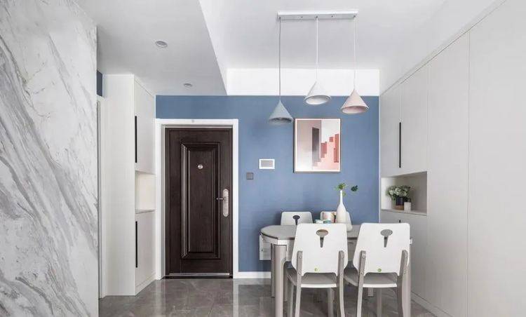 80平兩室，大理石電視墻質(zhì)感十足，餐邊柜、衣柜這樣裝，經(jīng)典實(shí)用