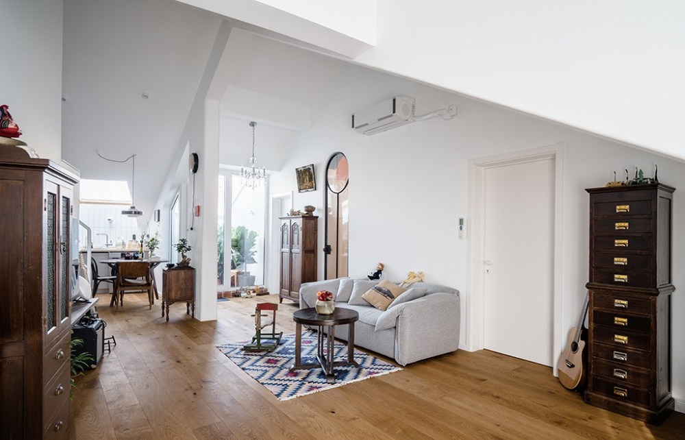 木地板裝修效果圖頂樓不規(guī)則“爛戶型”，改造后房北歐極簡設(shè)計(jì)圖片賞析