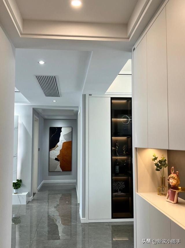 新房裝修完工，全屋定制柜子很喜歡，懸空電視墻顯得很大氣