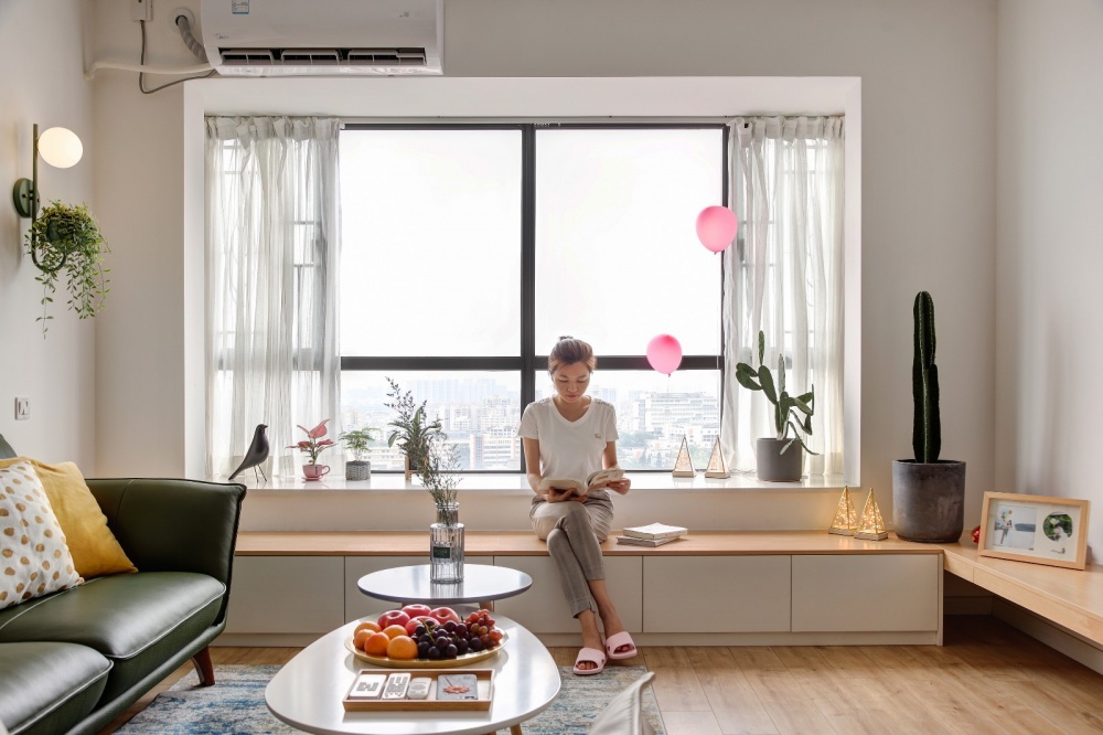 客廳木地板裝修效果圖改造一堵墻，白色+原木配色的家北歐極簡(jiǎn)客廳設(shè)計(jì)圖片賞析