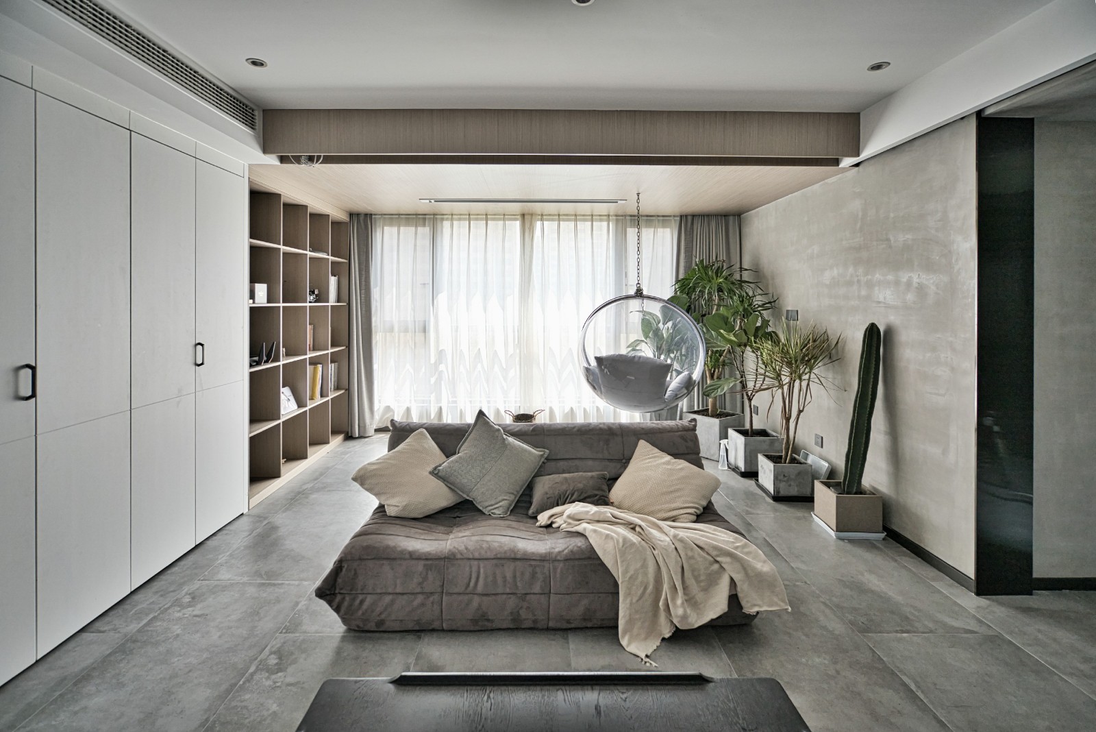 客廳沙發(fā)裝修效果圖水泥灰極簡風(fēng)，像極了一個純凈而潮流混搭客廳設(shè)計圖片賞析