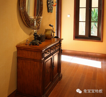 時尚居室玄關(guān)裝修風(fēng)水，兔寶寶地板更適合！