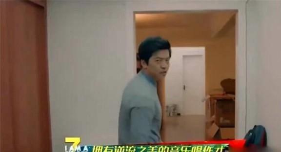 參觀清華才子李健的家，裝修樸素不追求豪華，客廳只放一個(gè)大書柜