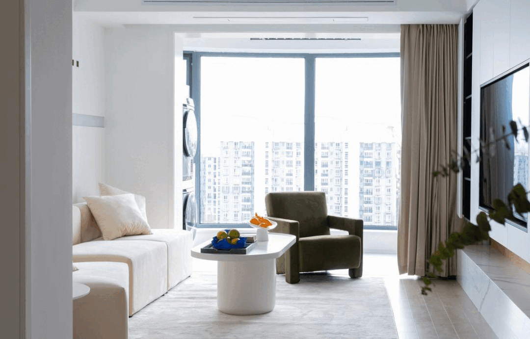 94㎡小兩居，用克萊因萊作跳色，空間既溫馨舒適又有亮點