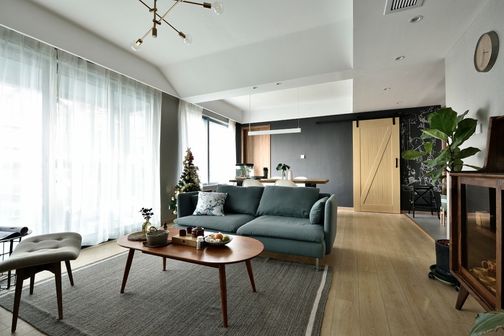 客廳窗簾裝修效果圖這個陽臺太強(qiáng)大，兼顧養(yǎng)花、擼貓北歐極簡客廳設(shè)計(jì)圖片賞析