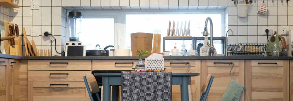 餐廳櫥柜裝修效果圖原木與灰綠撞色，一張方桌讓廚房潮流混搭廚房設(shè)計(jì)圖片賞析